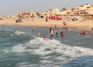 إنقاذ طفل من الغرق أثناء السباحة بشاطئ في العريش