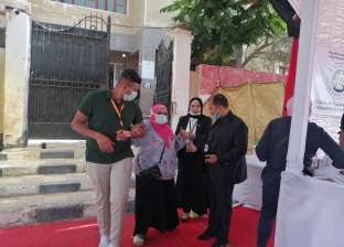 شباب يستقبلون المسنين وذوي الهمم بابتسامة أمام لجان الشروق: جينا لمصر