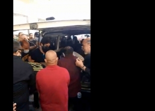 لحظة خروج جثمان سمير غانم من المستشفى إلى مسجد المشير (فيديو)