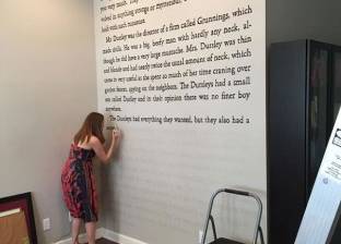 بالصور| معجبة بـ"هاري بوتر" ترسم صفحة من كتابه على حائط منزلها في 3 أسابيع