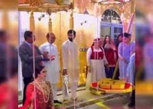 رجل أعمال باكستاني يدفع مهر عروسه وزنها ذهبا.. ومفاجأة في النهاية (فيديو)
