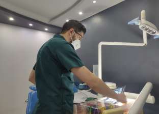 طبيب أسنان يقرر علاج أوائل الإعدادية في شمال سيناء مجانا.. «رد الجميل»