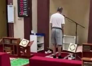 «رفع الأذان مرتديا الشورت».. رجل يثير الجدل داخل مسجد بالكويت «فيديو»