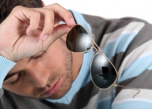 طبيب يحذر من نظارات الشمس المقلدة: تخدع العين وتصيبها بالعمى