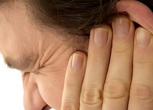 استشاري حساسية: حكة الأذن سببها عادة عصبية أو عدوى فطرية