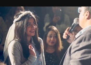 فيديو| جنون الحب يدفع الفنان مينا نادر لطلب يد حبيبته خلال عرض مسرحي