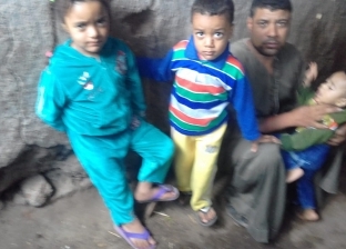 "ياسر" وأطفاله فى منزل من الطوب اللبن: "بنخاف من الشتا"