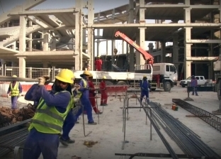 صحيفة إنجليزية تحذر من تفشي كورونا بين عمال البناء في قطر
