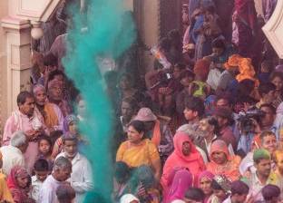 بالصور| بـ"الألوان والعصى".. الهنود يحتفلون بمهرجان الإله كريشنا