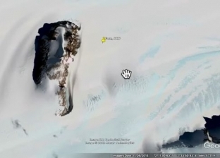 جسم فضائي وصورة لنبي الله عيسى يثيران الجدل في ثلوج القارة القطبية