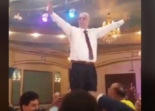 الأب صاحب فيديو الرقص في فرح نجله: «رقصة ابني الوحيد لازم تكون مختلفة»