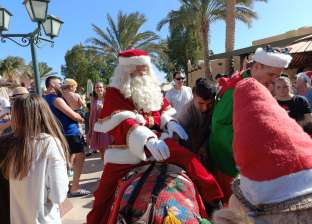 بابا نويل «البلجيكي» يوزع هدايا على سياح الغردقة بمناسبة عيد الميلاد (صور)