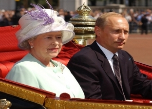 بعد تقديمه العزاء إلى بريطانيا.. هل يشارك بوتين في جنازة الملكة إليزابيث؟