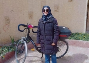 «فاطمة» من تعليم التركي لتوصيل الطلبات على دراجة: عشان ولادي يهون كل حاجة