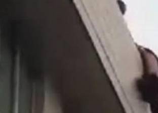 بالفيديو| إنقاذ شاب حاول الانتحار قفزا من أعلى مبنى مرتفع