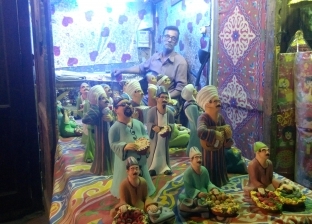"عم نجيب" يحتفل بشهر رمضان في الغورية بـ"تماثيل الفخار"