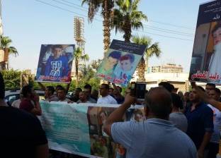 تجمع أهالي ميت الكرماء أمام "جنايات المنصورة" للمطالبة بإعدام قتل الطفل الإيطالي