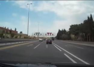 بالفيديو| انقلاب عدة سيارات في حادث مروع