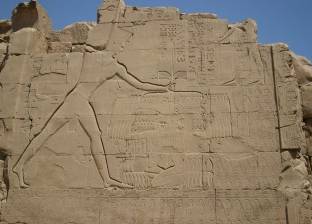 "الآثار" تنتهي من نقل 10 تماثيل فرعونية للمتحف الكبير بالرماية