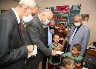 محافظ قنا يشارك الأطفال الأيتام فرحتهم بعيد الأضحى المبارك