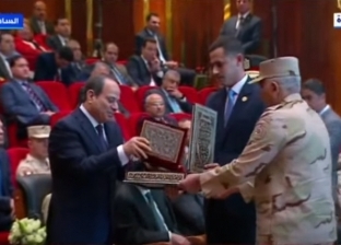 رئيس «سايلو فودز» يهدي نسخة من القرآن الكريم إلى الرئيس السيسي