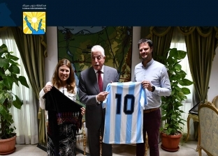 نائب سفير الأرجنتين يهدي محافظ جنوب سيناء قميص مارادونا (صور)