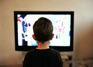 دراسة: مشاهدة التلفاز مع "السناكس" يعرضك للإصابة بالقلب والسكري