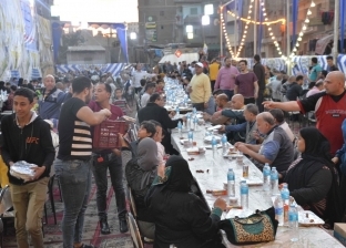 مائدة إفطار تجمع مسلمي ومسيحي المنصورة بالشارع: الدين لله والأكل للجميع