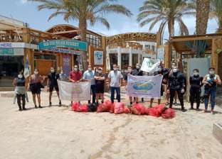 صور.. حملة نظافة لقاع البحر في مدينة دهب