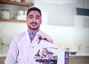 «عبد الله» يقدم محتوى تعليمي تحت المجهر على «تيك توك»: هتحبوا العلوم بسببه