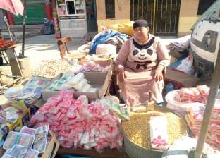 حمص وحلاوة بدون مولد.. بائعات «السيدة زينب» يبحثن عن الرزق رغم كورونا