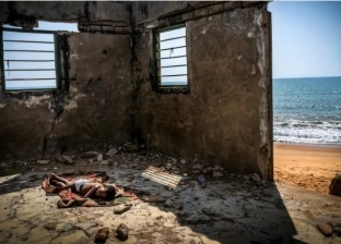 طفل في منزل مهجور على الشاطئ.. صورة تفوز بجائزة المصوّر البيئي في 2021