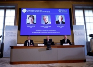 فوز 3 علماء بجائزة نوبل للكيمياء لتطويرهم «كيمياء النقر»