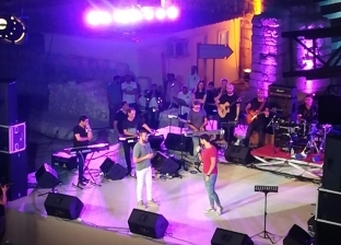 تامر عاشور يمازح شابا شاركه الغناء على المسرح بالإسكندرية: "معاك واسطة"