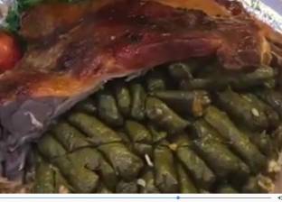 طباخ سوري يطهو المحشي داخل ديك رومي