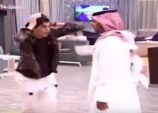 بالفيديو| مذيع سعودي يفاجئ متسابقا بخبر وفاة والده على الهواء مباشرة