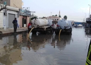 استمرار عمل فرق محافظة السويس لإزالة اثار الأمطار الغزيرة