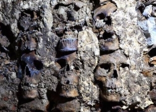 اكتشاف مرعب.. العثور على 119 جمجمة بشرية على شكل برج