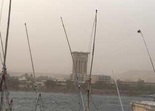 بسبب العاصفة الترابية.. محافظ أسوان يرفع درجه الاستعداد ويوجه بغلق "الصحراوي"