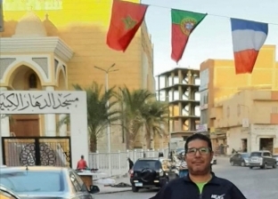 مصريون وأجانب يرتدون تيشيرت منتخب المغرب في الغردقة لتشجيعه ضد إسبانيا