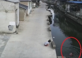بالفيديو| رجل ينقذ طفلة من الغرق في اللحظات الأخيرة