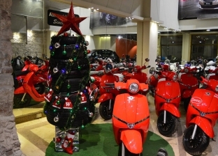 "كاوتش" بدلا من شجرة "الكريسماس".. احتفال خاص بعيد الميلاد بالإسكندرية