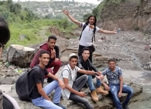 شباب يمني يطوف المناطق الطبيعية بآلات الموسيقى: ندعم سياحة بلدنا