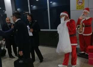 "بابا نويل" يودع السياح في مطار القاهرة بالشيكولاتة والهدايا
