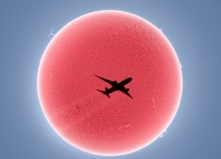 مشهد مذهل.. مصور يلتقط صورة لطائرة تمر بجانب الشمس: نادرا ما تحدث