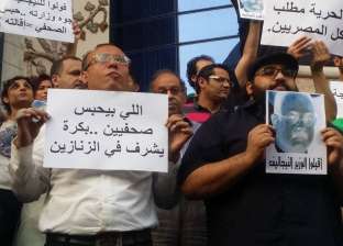 الأمن يفتح شارع عبدالخالق ثروت.. والصحفيون يواصلون وقفتهم على سلم النقابة