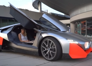 بالفديو| "بي إم دبليو" تفاجئ عشاق السرعة بسيارة Vision M Next الرياضية
