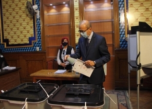 شريف إسماعيل يدلي بصوته في انتخابات مجلس الشيوخ بمصر الجديدة
