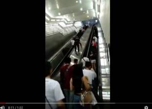 بالفيديو| أغرب طريقة لصعود السلالم المتحركة في الصين