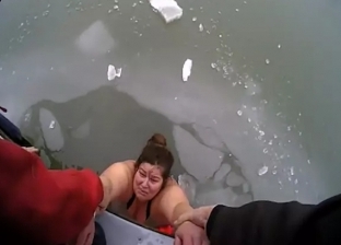 فيديو.. معجزة إنقاذ سيدة ظلت تحت بحيرة جليدية لمدة 15 دقيقة